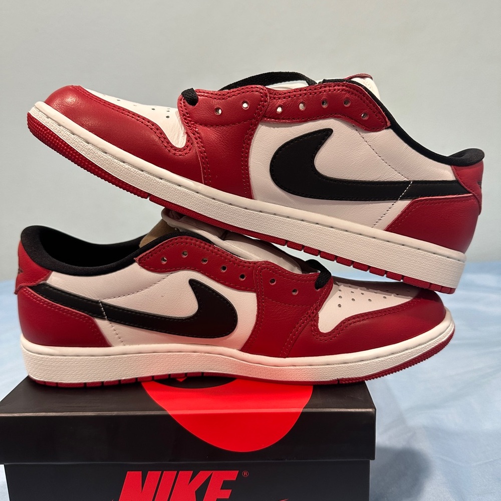 Size 10.5 Men 12 Wmn Nike Air Jordan Retro 1 Low OG Chicago 2025 HQ6998-600 - Picture 3 of 11